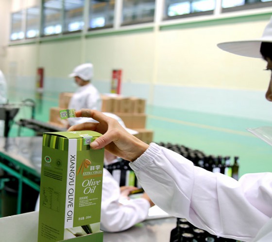 公司國(guó)通“訂單農(nóng)業(yè)”模式，獨(dú)創(chuàng)8小時(shí)限時(shí)鮮榨，從手工采摘、按質(zhì)收購(gòu)、便捷運(yùn)輸、純物理冷榨、充氮低恒溫儲(chǔ)存、灌裝等全程管理，并通過(guò)嚴(yán)格的品質(zhì)控..