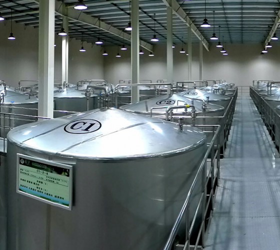 公司擁有都橄欖行業(yè)中亞洲最大的萬(wàn)噸標(biāo)準(zhǔn)化恒溫避光隔氧儲(chǔ)油庫(kù)，具備最佳的15℃-22℃低恒溫儲(chǔ)存環(huán)境。全部?jī)?chǔ)油罐采用食品級(jí)專(zhuān)用不銹鋼制作，采用..