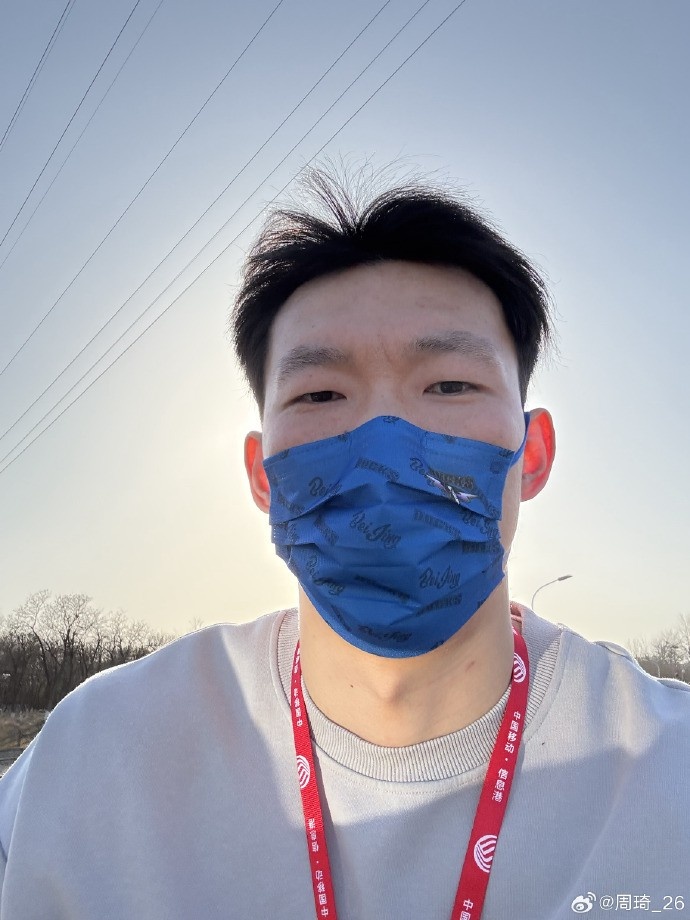 悠閑！周琦騎京牌電動(dòng)車出行：太陽出來了 開京牌兜兜風(fēng)！