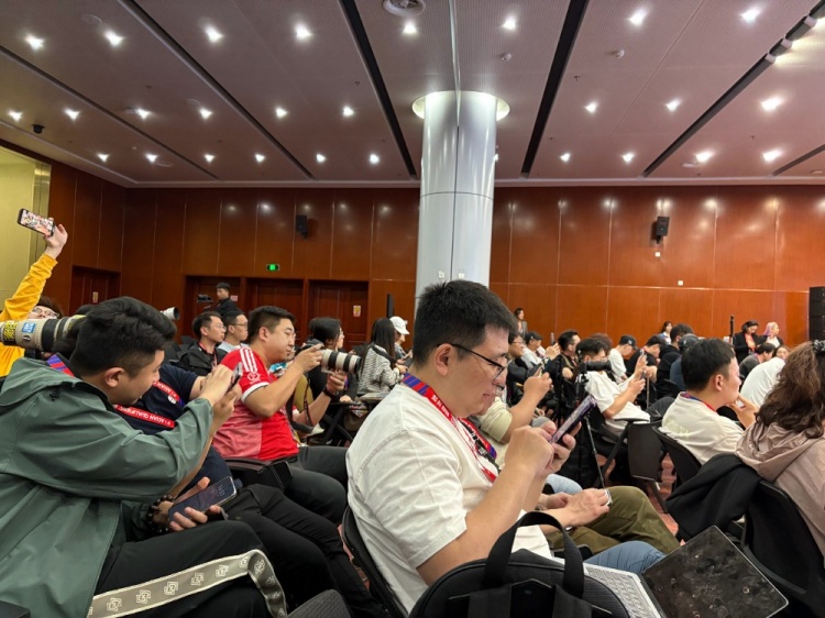 萬(wàn)眾矚目！記者擠滿國(guó)足賽前新聞發(fā)布廳，賽場(chǎng)記者預(yù)計(jì)超300人