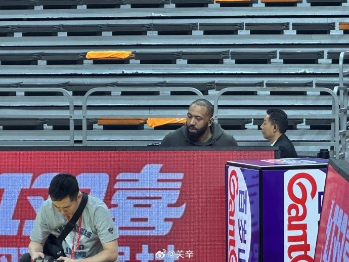 今晚不打？廣東主場(chǎng)迎戰(zhàn)廣廈 吉倫沃特一身便裝現(xiàn)身球館