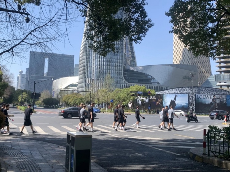 心態(tài)放松，有網(wǎng)友拍到澳大利亞隊早上在萬象城citywalk