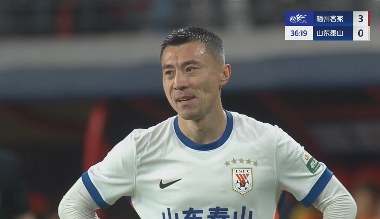 34分鐘0-3落后！36歲鄭錚苦笑36歲大雷沮喪 替補席黃政宇神態(tài)輕松