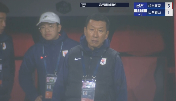 半場1-3落后遞補(bǔ)隊(duì)！場邊的崔康熙表情焦急